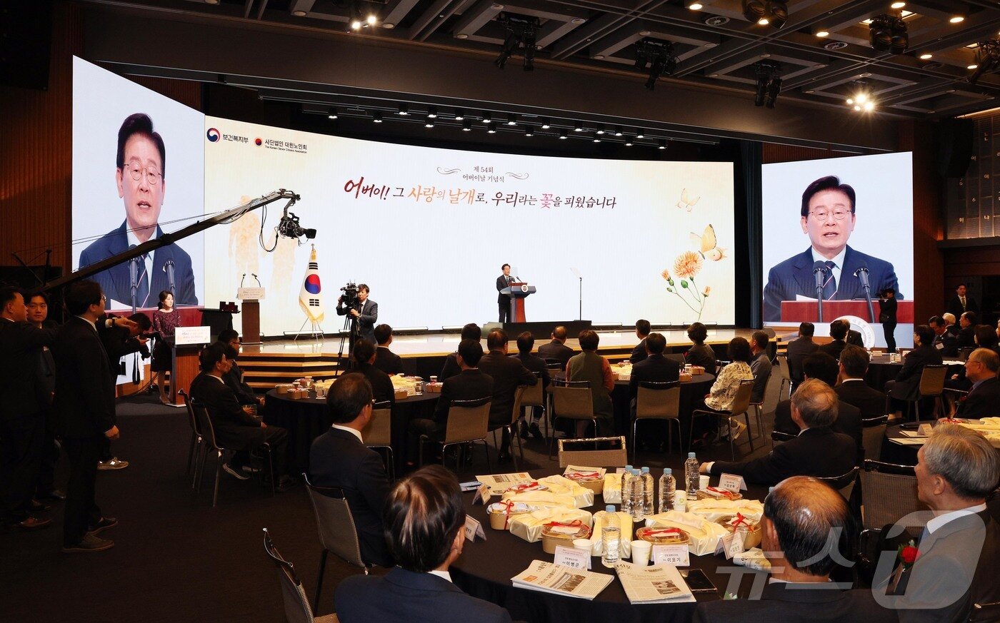 본문 이미지 - 이재명 대통령이 8일 서울 중구 대한상공회의소에서 열린 제54회 어버이날 기념식에서 축사를 하고 있다. 2026.5.8 ⓒ 뉴스1 허경 기자