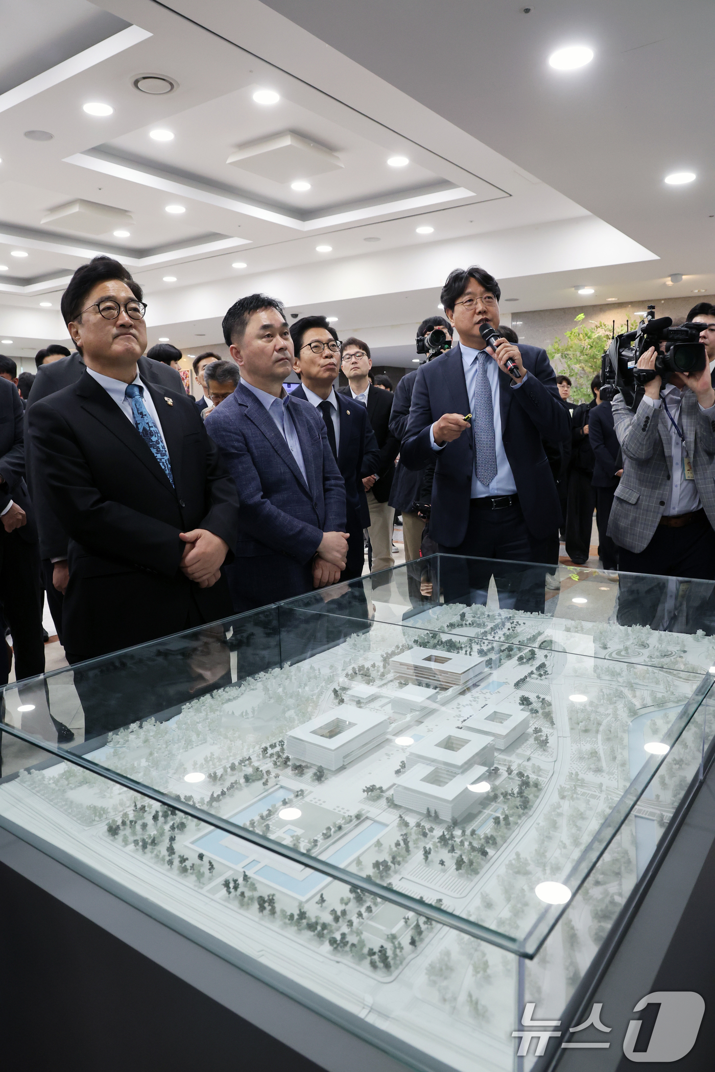 (서울=뉴스1) 황기선 기자 = 우원식 국회의장이 8일 오전 서울 여의도 국회 의원회관에서 열린 국회세종의사당 마스터플랜 국제공모 전시회에서 수상작을 살펴보고 있다.  2026.5 …