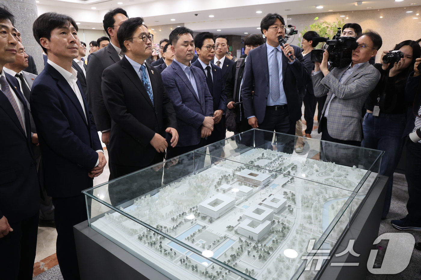 (서울=뉴스1) 황기선 기자 = 우원식 국회의장이 8일 오전 서울 여의도 국회 의원회관에서 열린 국회세종의사당 마스터플랜 국제공모 전시회에서 수상작을 살펴보고 있다.  2026.5 …