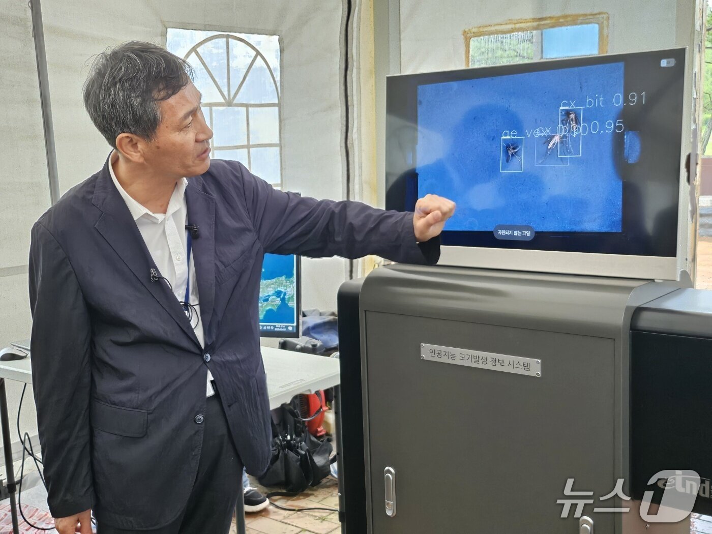 본문 이미지 - 이희일 질병청 매개채분석과장이 '인공지능 모기 자동감시장비(AI-DMS)' 모니터를 보며 채집된 모기에 대해 설명하고 있다. 천선휴 기자