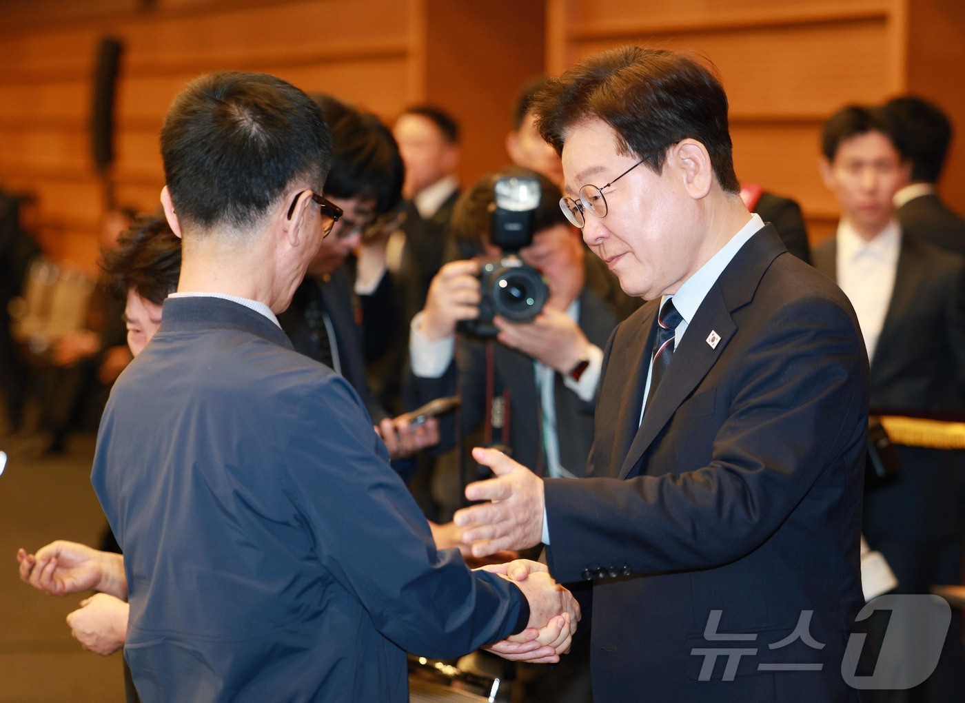(서울=뉴스1) 허경 기자 = 이재명 대통령이 8일 서울 중구 대한상공회의소에서 열린 제54회 어버이날 기념식에서 참석자와 악수를 하고 있다. 2026.5.8/뉴스1
