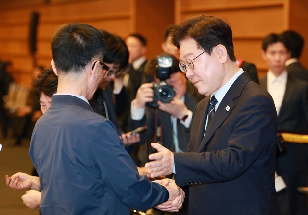 참석자와 인사 나누는 이재명 대통령