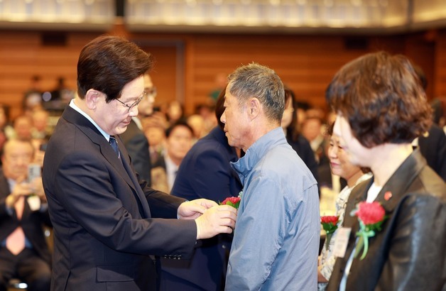카네이션 달아주는 이재명 대통령