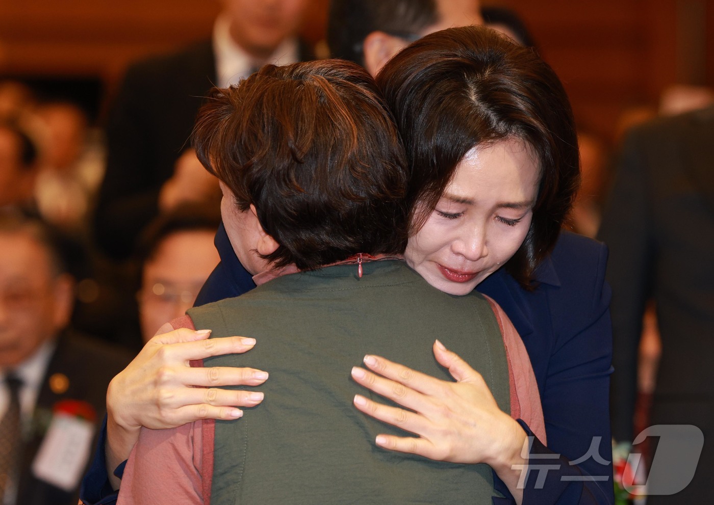 (서울=뉴스1) 허경 기자 = 김혜경 여사가 8일 서울 중구 대한상공회의소에서 열린 제54회 어버이날 기념식에서 참석자를 포옹하며 눈물을 흘리고 있다.  2026.5.8/뉴스1