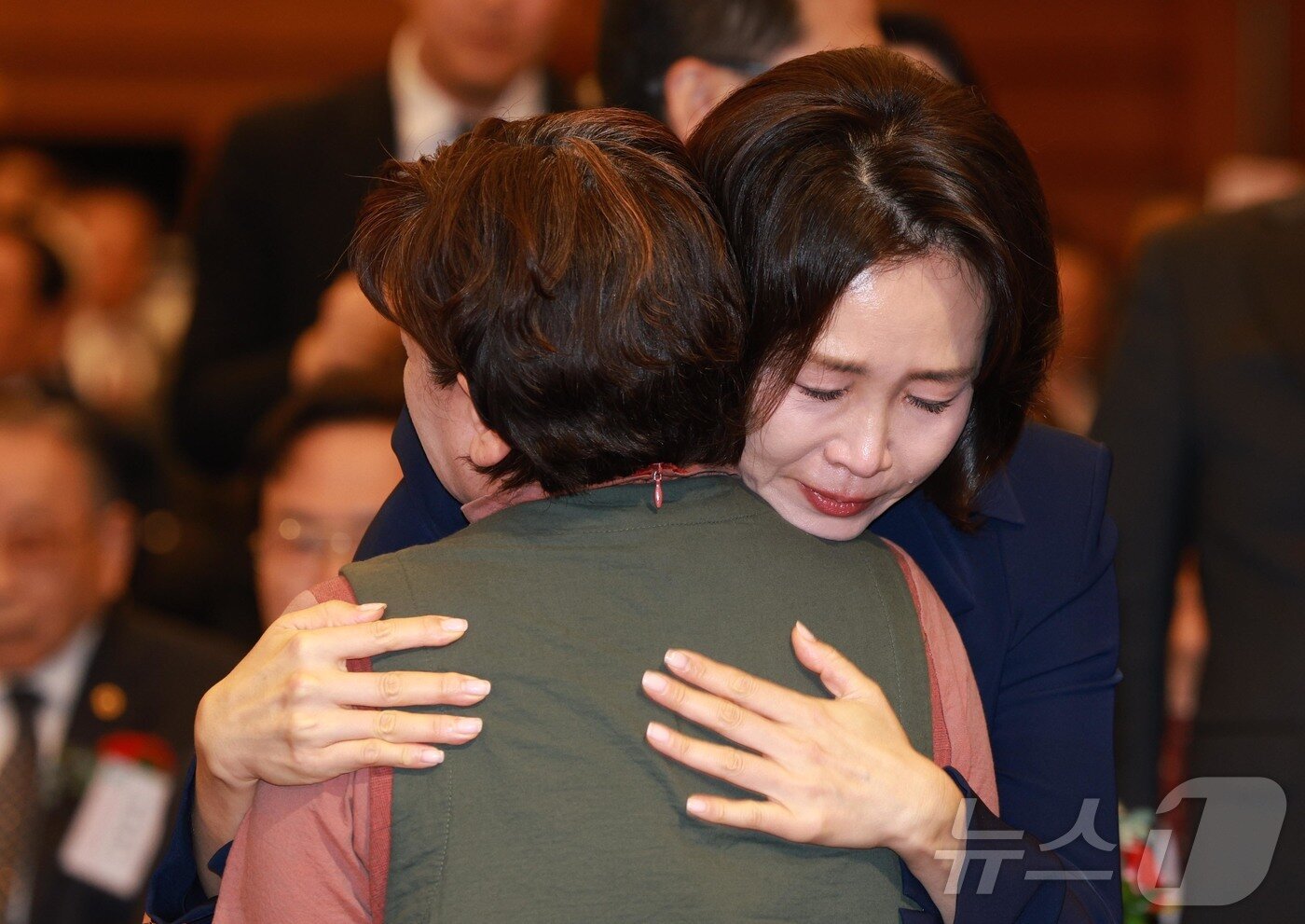 본문 이미지 - 김혜경 여사가 8일 서울 중구 대한상공회의소에서 열린 제54회 어버이날 기념식에서 참석자를 포옹하며 눈물을 흘리고 있다. 2026.5.8 ⓒ 뉴스1 허경 기자