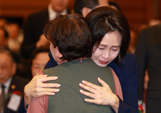눈물 흘리는 김혜경 여사