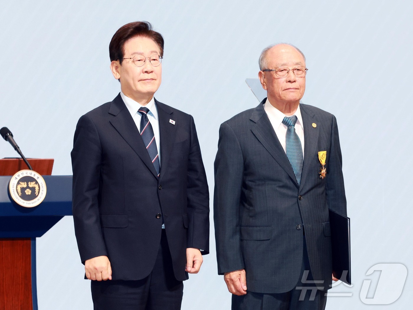 (서울=뉴스1) 허경 기자 = 이재명 대통령이 8일 서울 중구 대한상공회의소에서 열린 제54회 어버이날 기념식에서 박재두 뉴동해관광 대표에게 국민훈장 석류장을 수여하고 기념 촬영을 …