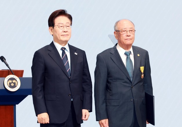 이재명 대통령, 박재두 대표에게 국민훈장 석류장 수여
