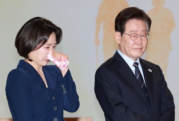 제54회 어버이날 기념식, 눈물 훔치는 김혜경 여사
