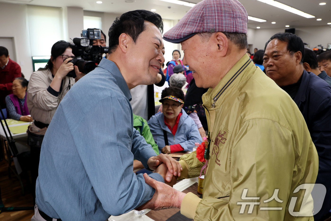 (서울=뉴스1) 이광호 기자 = 장동혁 국민의힘 대표가 어버이날인 8일 오전 서울 양천구 목동종합사회복지관에서 열린 '사랑해효 감사 잔치'에 참석해 어르신들에게 카네이션을 달아드린 …