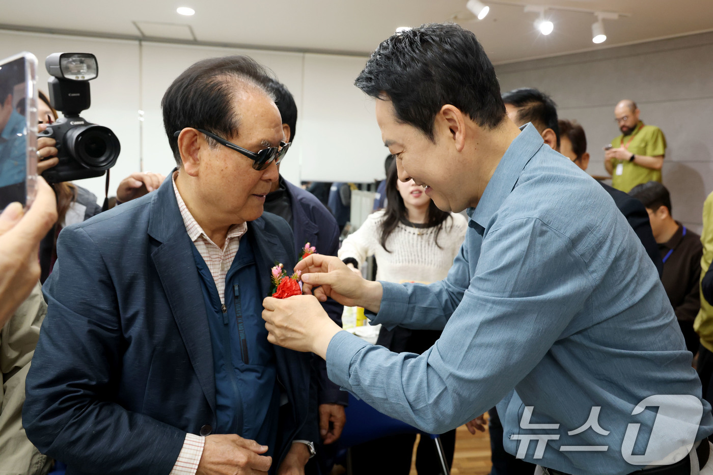 (서울=뉴스1) 이광호 기자 = 장동혁 국민의힘 대표가 어버이날인 8일 오전 서울 양천구 목동종합사회복지관에서 열린 '사랑해효 감사 잔치'에 참석해 어르신들에게 카네이션을 달아드리 …