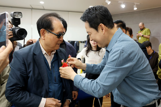 어버이날 카네이션 달아드리는 장동혁 대표