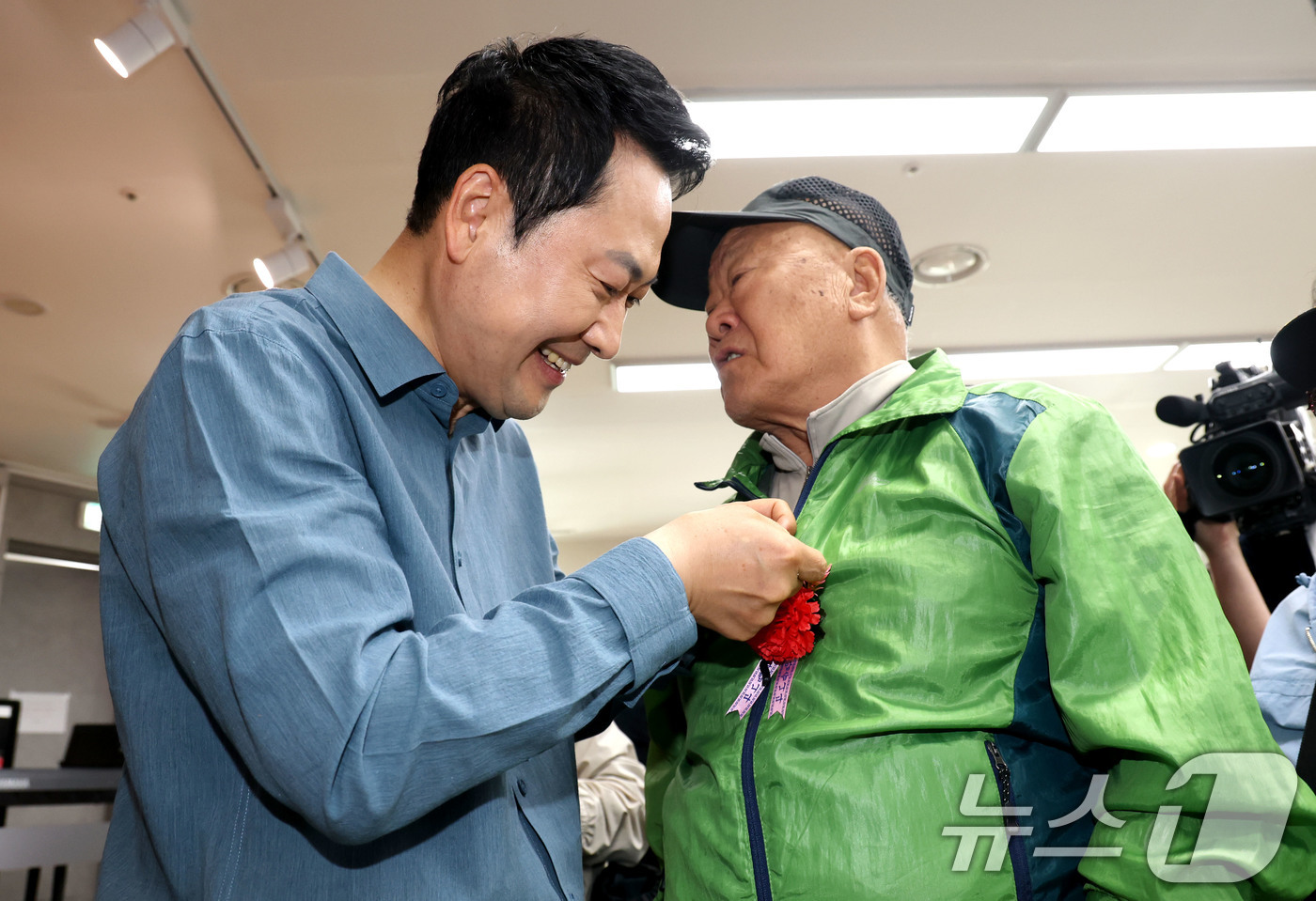 (서울=뉴스1) 이광호 기자 = 장동혁 국민의힘 대표가 어버이날인 8일 오전 서울 양천구 목동종합사회복지관에서 열린 '사랑해효 감사 잔치'에 참석해 어르신들에게 카네이션을 달아드리 …