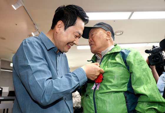 카네이션 달아드리는 장동혁 대표