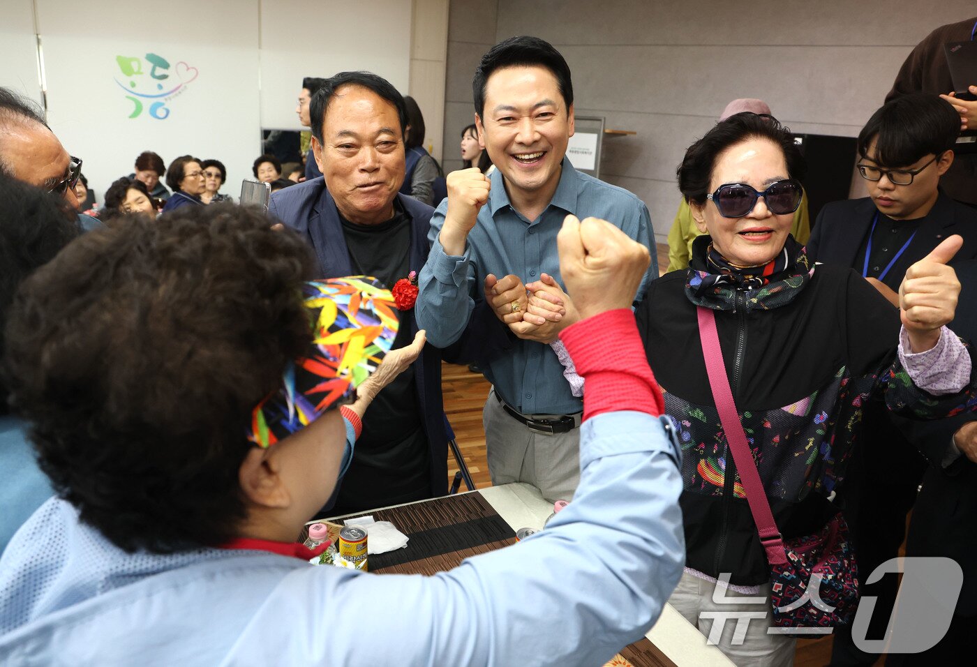본문 이미지 - 장동혁 국민의힘 대표가 어버이날인 8일 오전 서울 양천구 목동종합사회복지관에서 열린 '사랑해효 감사 잔치'에 참석해 어르신들에게 카네이션을 달아드린뒤 기념촬영을 하고 있다. 2026.5.8 ⓒ 뉴스1 이광호 기자