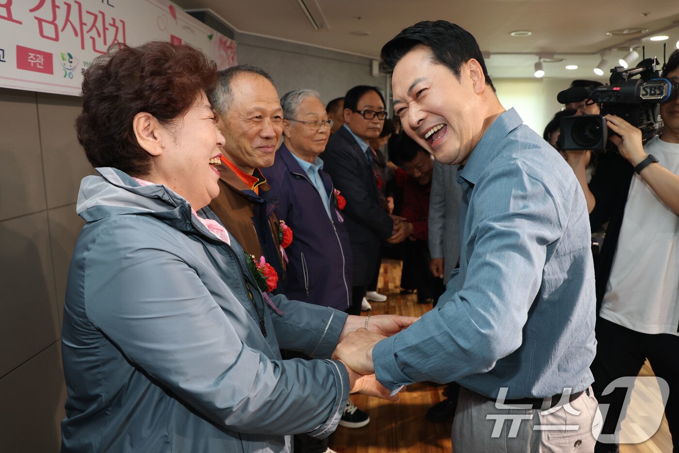 본문 이미지 - 장동혁 국민의힘 대표가 어버이날인 8일 오전 서울 양천구 목동종합사회복지관에서 열린 '사랑해효 감사 잔치'에 참석해 어르신들에게 카네이션을 달아드린뒤 손을 잡고 있다. 2026.5.8 ⓒ 뉴스1 이광호 기자
