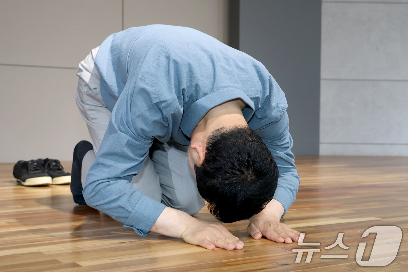 (서울=뉴스1) 이광호 기자 = 장동혁 국민의힘 대표가 어버이날인 8일 오전 서울 양천구 목동종합사회복지관에서 열린 '사랑해효 감사 잔치'에 참석해 어르신들에게 큰절을 하고 있다. …