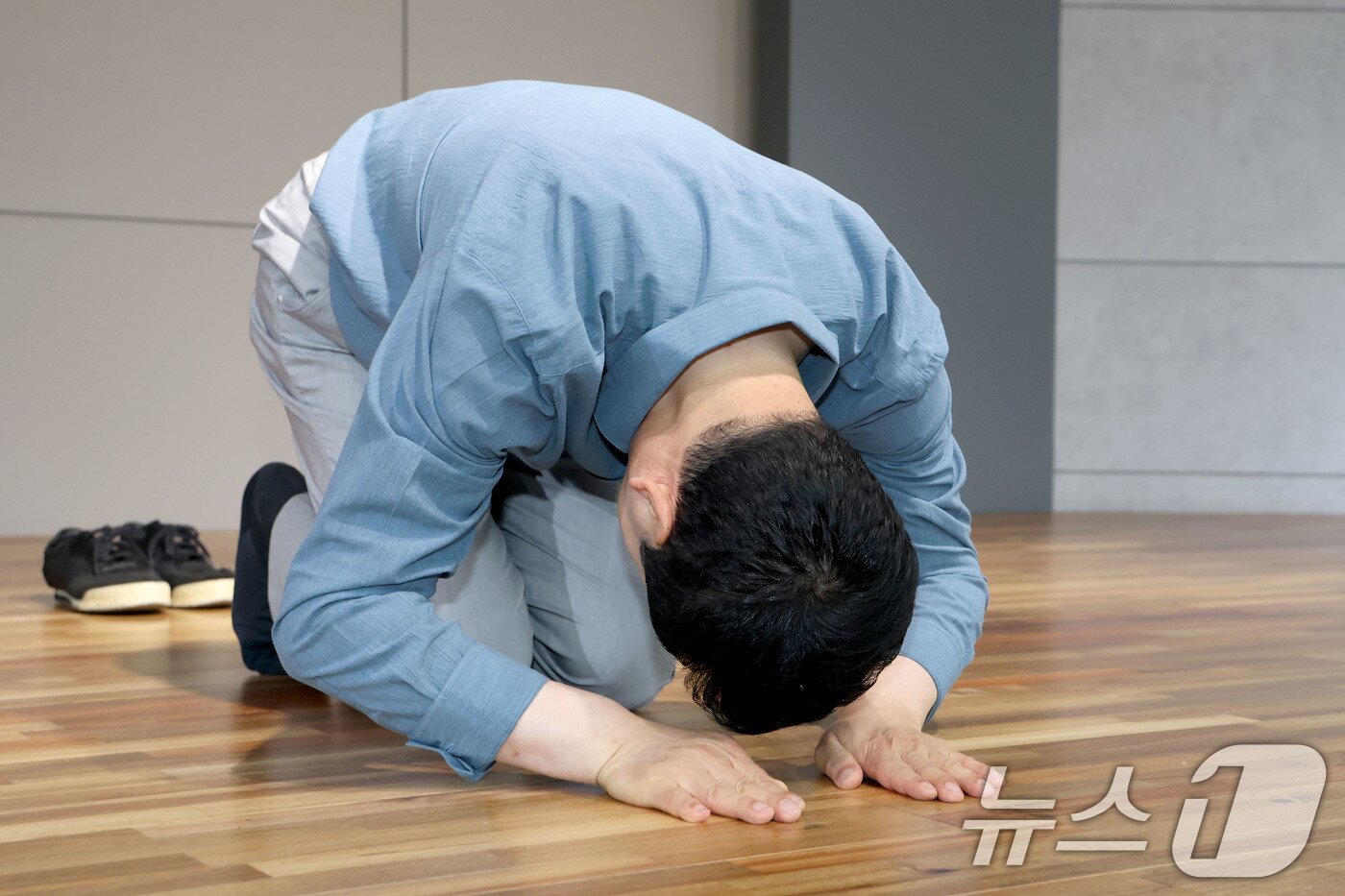 본문 이미지 - 장동혁 국민의힘 대표가 어버이날인 8일 오전 서울 양천구 목동종합사회복지관에서 열린 '사랑해효 감사 잔치'에 참석해 어르신들에게 큰절을 하고 있다. 2026.5.8 ⓒ 뉴스1 이광호 기자