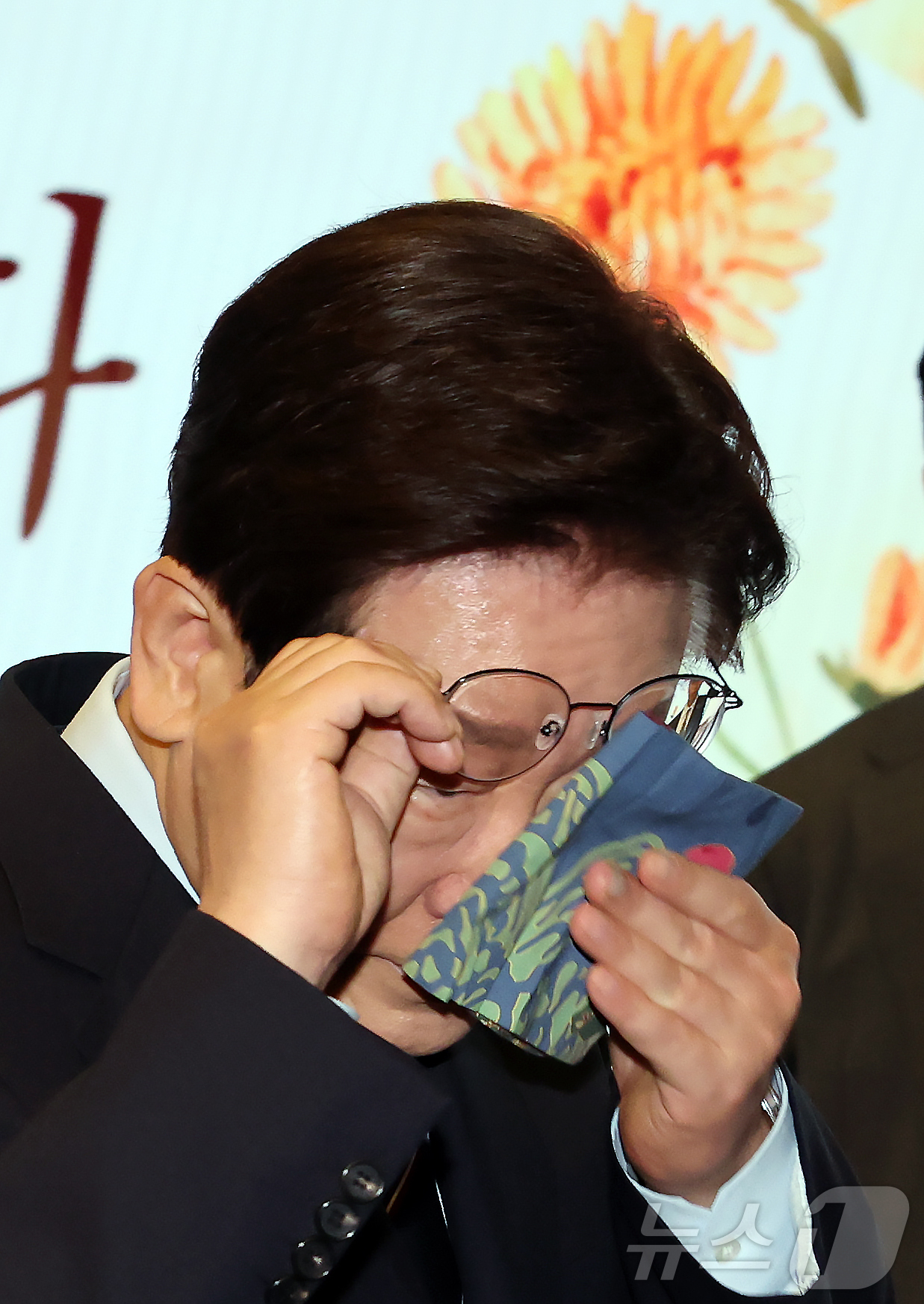 (서울=뉴스1) 허경 기자 = 이재명 대통령이 8일 서울 대한상공회의소에서 열린 제54회 어버이날 기념식에서 눈물을 닦고 있다.  2026.5.8/뉴스1