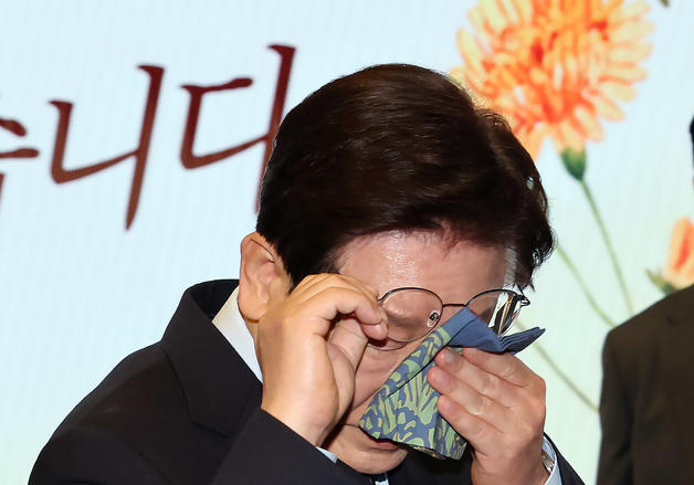 눈물 닦는 이재명 대통령