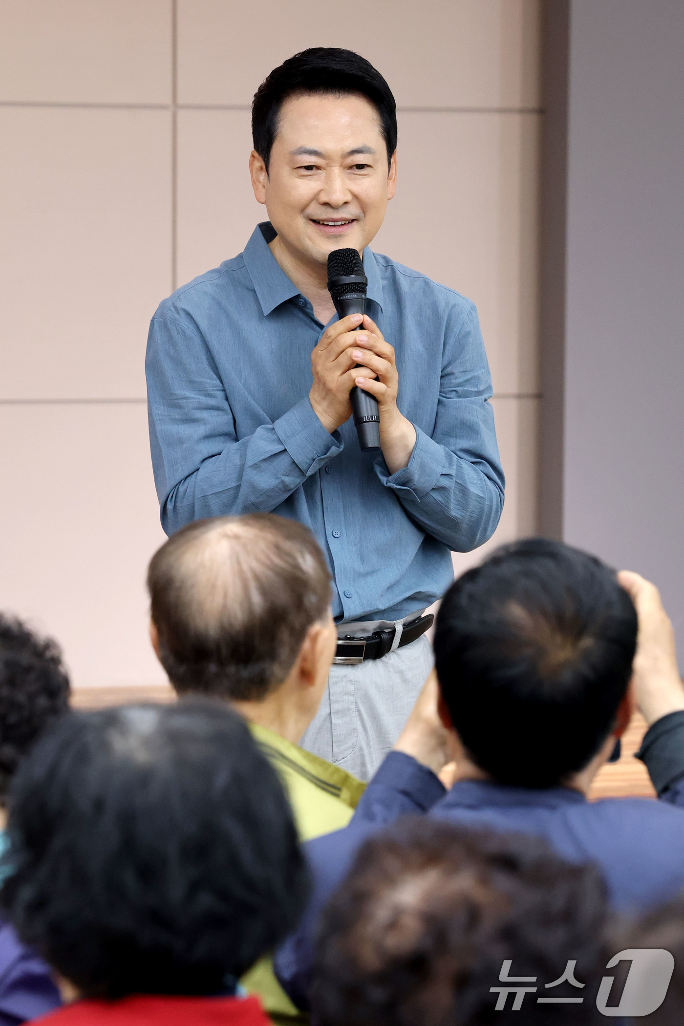 (서울=뉴스1) 이광호 기자 = 장동혁 국민의힘 대표가 어버이날인 8일 오전 서울 양천구 목동종합사회복지관에서 열린 '사랑해효 감사 잔치'에 참석해 인사말을 하고 있다.  2026 …