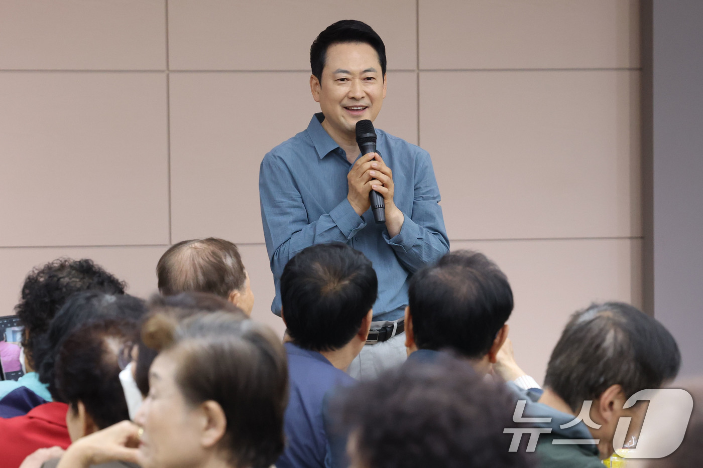 (서울=뉴스1) 이광호 기자 = 장동혁 국민의힘 대표가 어버이날인 8일 오전 서울 양천구 목동종합사회복지관에서 열린 '사랑해효 감사 잔치'에 참석해 인사말을 하고 있다.  2026 …