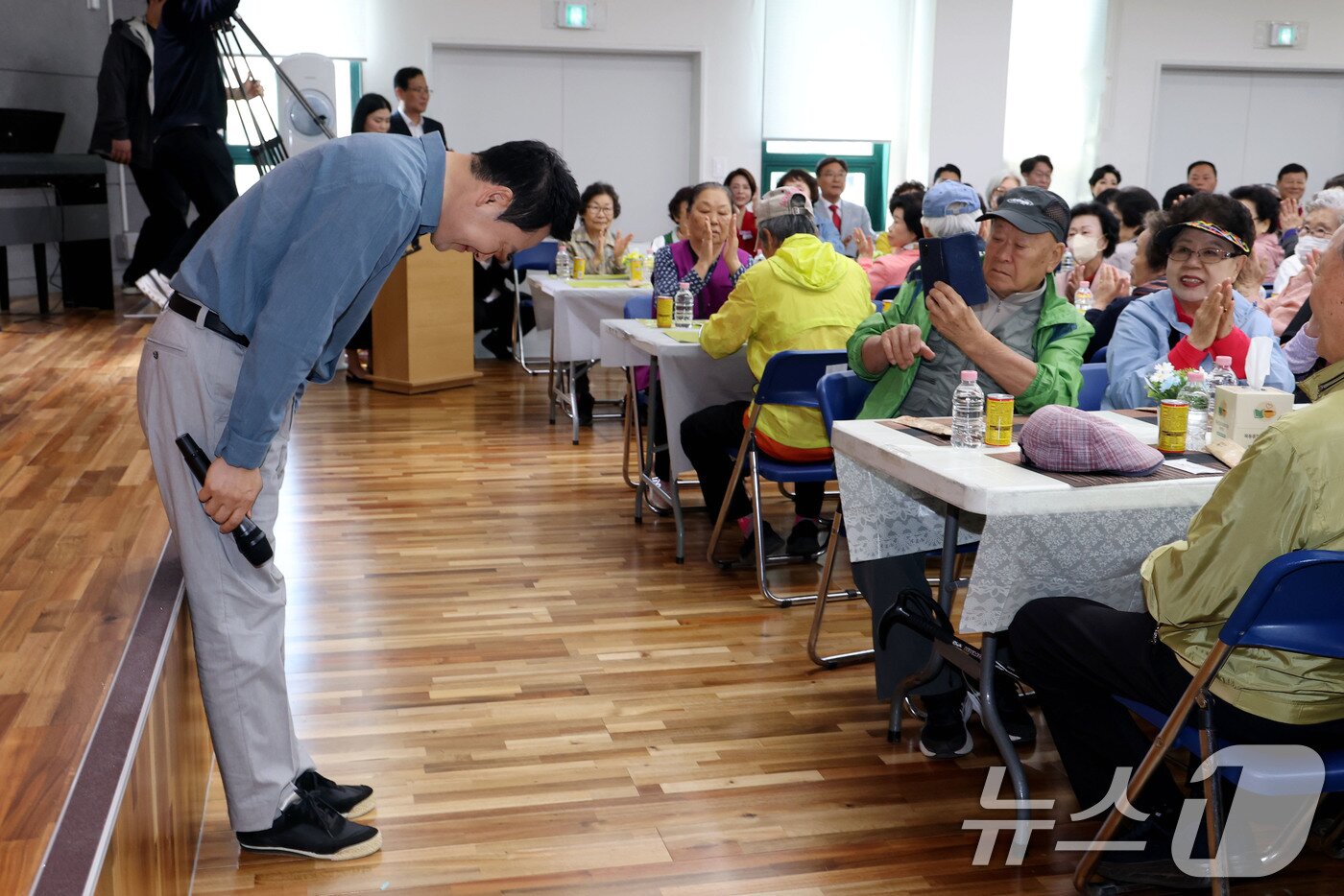 본문 이미지 - 장동혁 국민의힘 대표가 어버이날인 8일 오전 서울 양천구 목동종합사회복지관에서 열린 '사랑해효 감사 잔치'에 참석해 어르신들에게 인사하고 있다. 2026.5.8 ⓒ 뉴스1 이광호 기자
