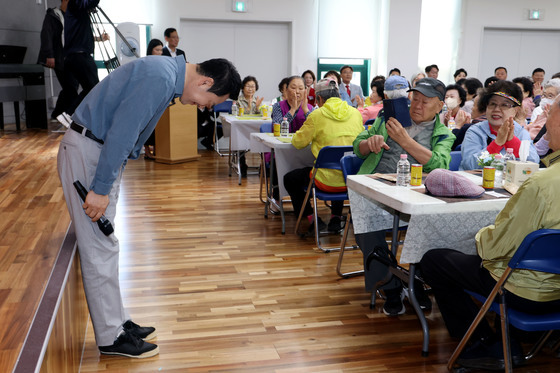 어른신들에게 인사하는 장동혁 대표