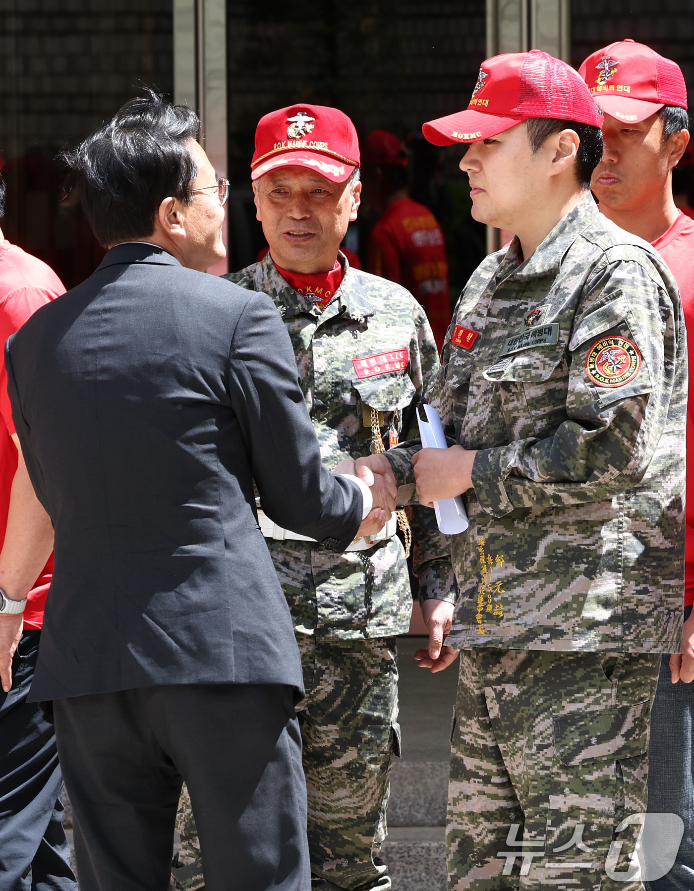(서울=뉴스1) 최지환 기자 = 채 상병 순직 사건의 책임자로 지목된 임성근 전 해병대 1사단장에 대해 1심 법정이 징역 3년을 선고한 8일 서울 서초구 서울중앙지방법원 서관 앞에 …