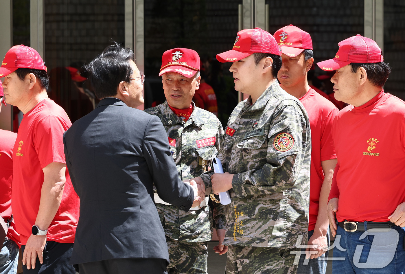 (서울=뉴스1) 최지환 기자 = 채 상병 순직 사건의 책임자로 지목된 임성근 전 해병대 1사단장에 대해 1심 법정이 징역 3년을 선고한 8일 서울 서초구 서울중앙지방법원 서관 앞에 …