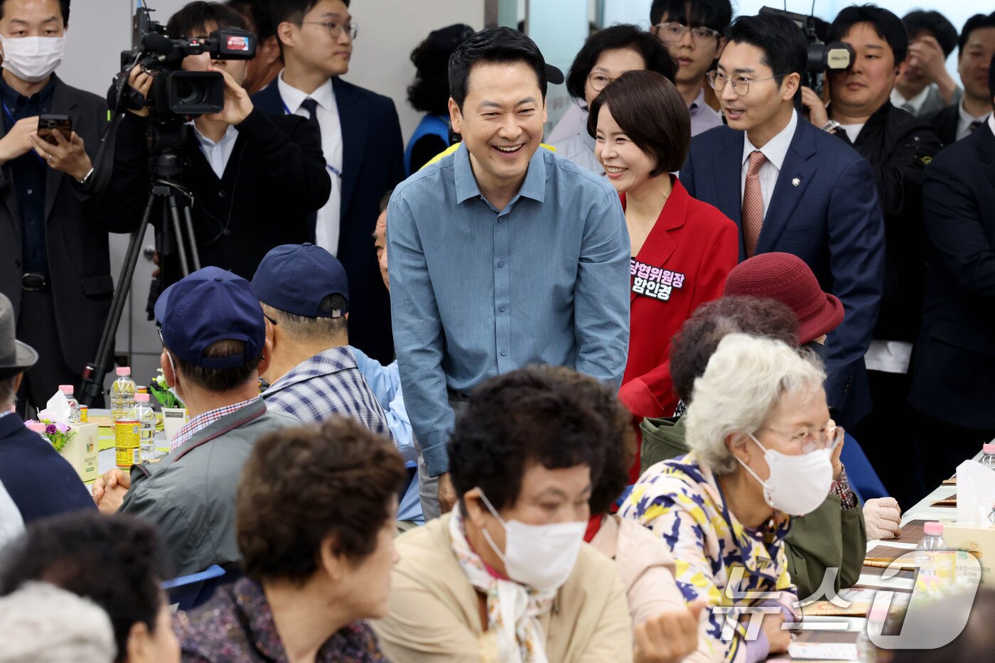 본문 이미지 - 장동혁 국민의힘 대표가 어버이날인 8일 오전 서울 양천구 목동종합사회복지관에서 열린 '사랑해효 감사 잔치'에 참석하고 있다. 2026.5.8 ⓒ 뉴스1 이광호 기자