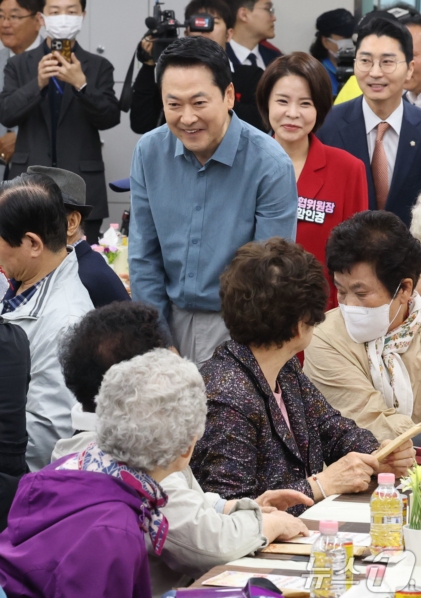 (서울=뉴스1) 이광호 기자 = 장동혁 국민의힘 대표가 어버이날인 8일 오전 서울 양천구 목동종합사회복지관에서 열린 '사랑해효 감사 잔치'에 참석하고 있다.  2026.5.8/뉴스 …