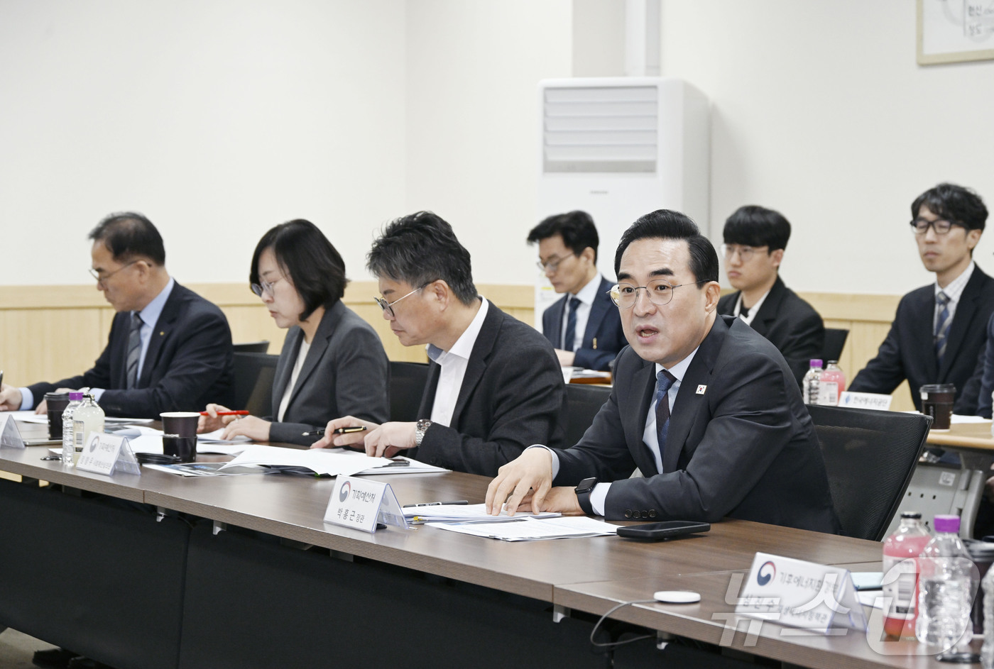 (서울=뉴스1) = 박홍근 기획예산처 장관이 8일 오전 충북 진천 국산 태양광 패널 제조업체 한화 큐셀 진천 공장에서 열린 국내 태양광셀 제조업계 및 지자체 간담회에서 모두발언을 …