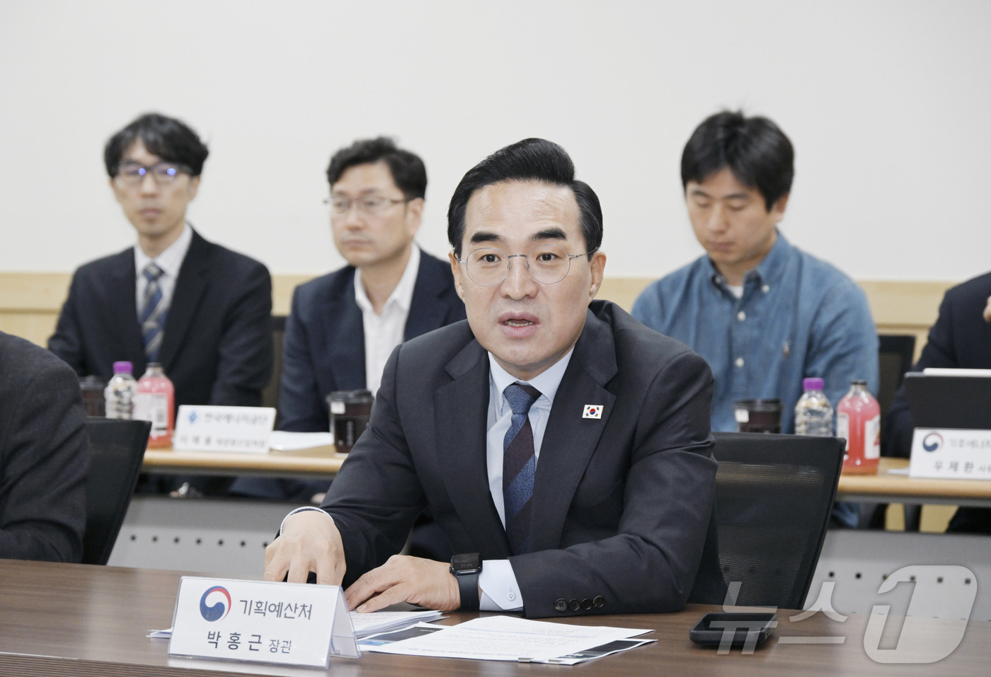 (서울=뉴스1) = 박홍근 기획예산처 장관이 8일 오전 충북 진천 국산 태양광 패널 제조업체 한화 큐셀 진천 공장에서 열린 국내 태양광셀 제조업계 및 지자체 간담회에서 모두발언을 …