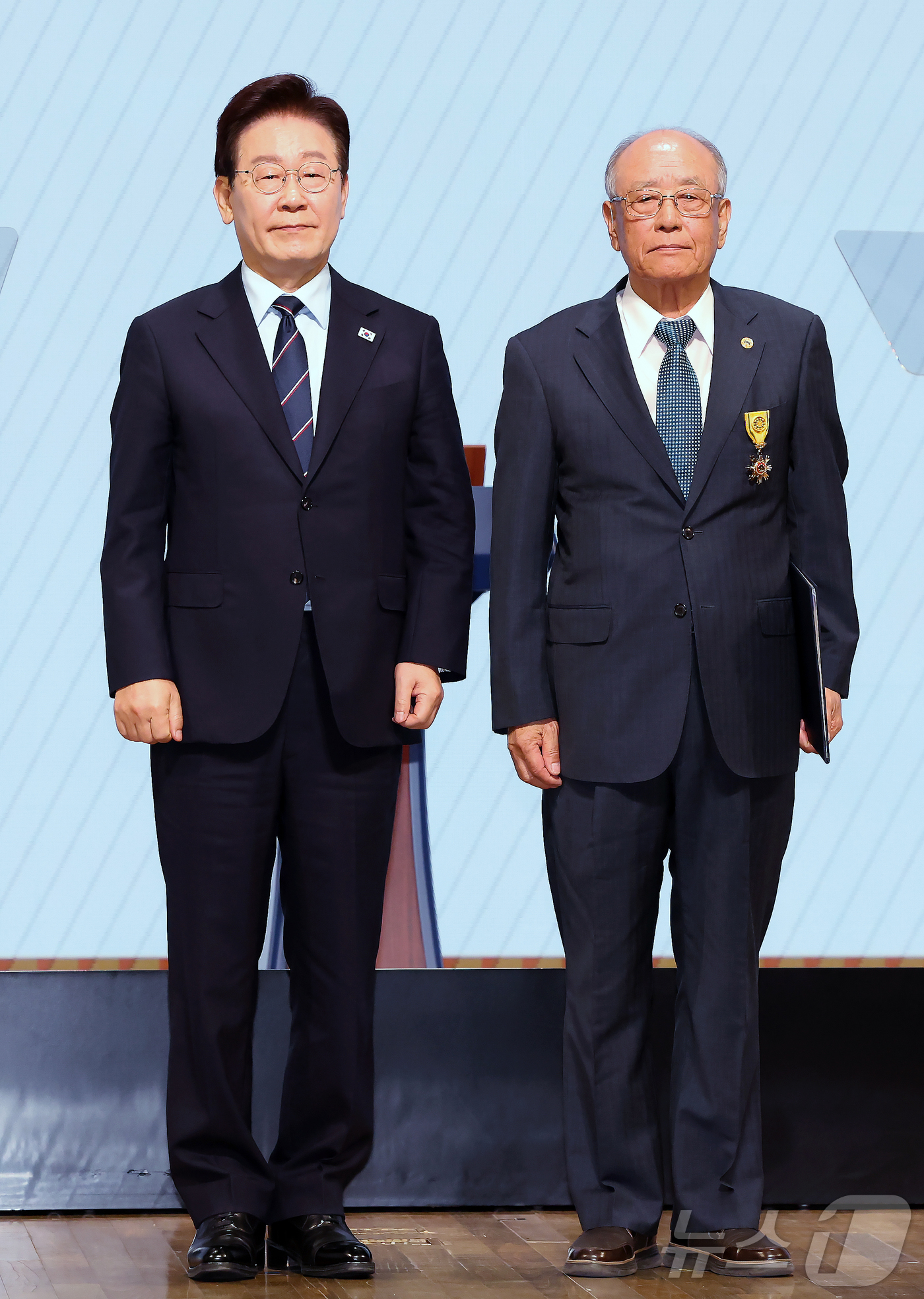 (서울=뉴스1) 허경 기자 = 이재명 대통령과 김혜경 여사가 8일 서울 대한상공회의소에서 열린 제54회 어버이날 기념식에서 박재두 뉴동해관광 호텔 대표에게 국민훈장 석류장 수여 후 …