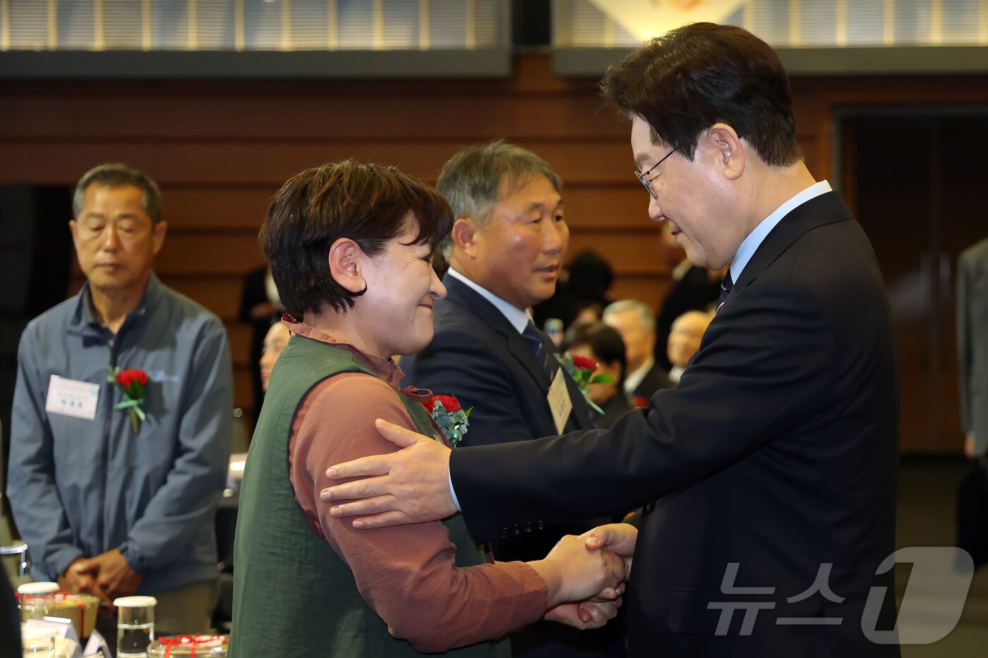 본문 이미지 - 이재명 대통령이 8일 서울 대한상공회의소에서 열린 제54회 어버이날 기념식에서 순직 공무원 부모에게 카네이션을 달아주고 있다. 2026.5.8 ⓒ 뉴스1 허경 기자