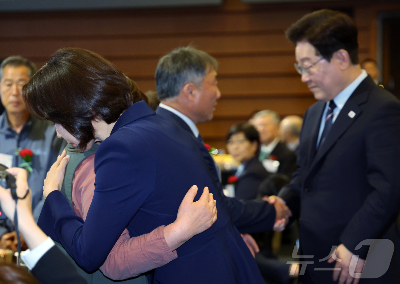 (서울=뉴스1) 허경 기자 = 이재명 대통령과 김혜경 여사가 8일 서울 대한상공회의소에서 열린 제54회 어버이날 기념식에서 순직 공무원 부모에게 카네이션을 달아주고 있다. 2026 …