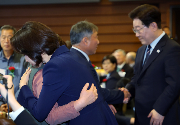 순직 공무원 부모님 위로하는 대통령 내외