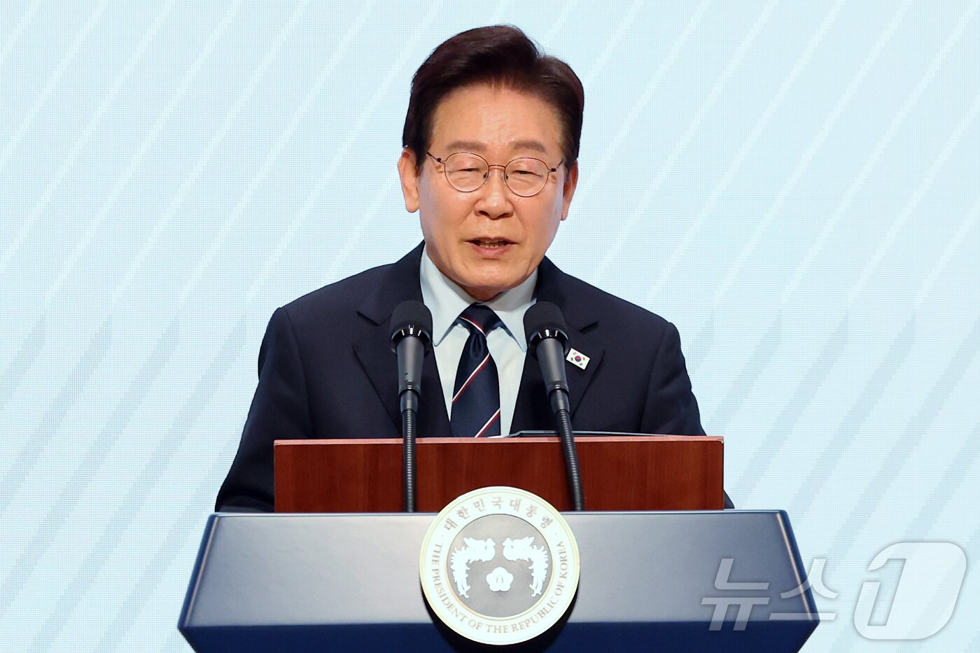 본문 이미지 - 이재명 대통령이 8일 서울 대한상공회의소에서 열린 제54회 어버이날 기념식에서 축사를 하고 있다. 2026.5.8 ⓒ 뉴스1 허경 기자