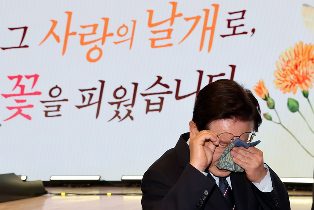 순직 소방·경찰 부모 앞 고개 떨군 李대통령…눈물바다 된 어버이날