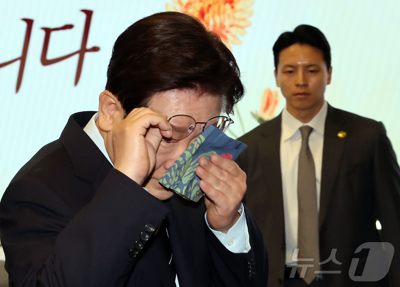 (서울=뉴스1) 허경 기자 = 이재명 대통령이 8일 서울 대한상공회의소에서 열린 제54회 어버이날 기념식에서 눈물을 닦고 있다. 2026.5.8/뉴스1
