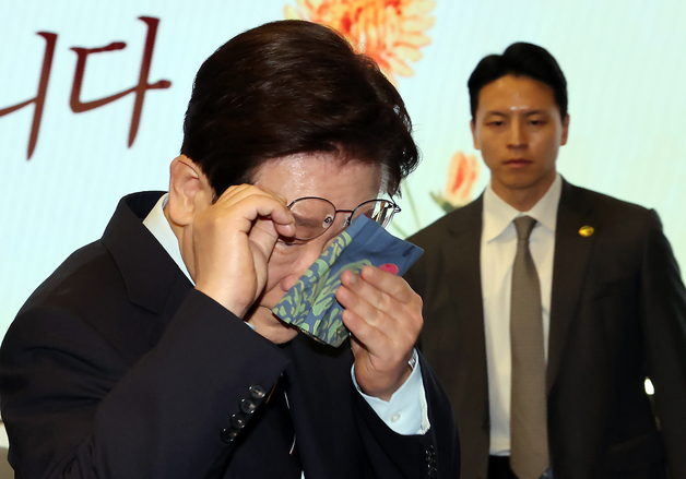 [뉴스1 PICK] 이재명 대통령, 순직 소방·경찰 부모 앞 눈물