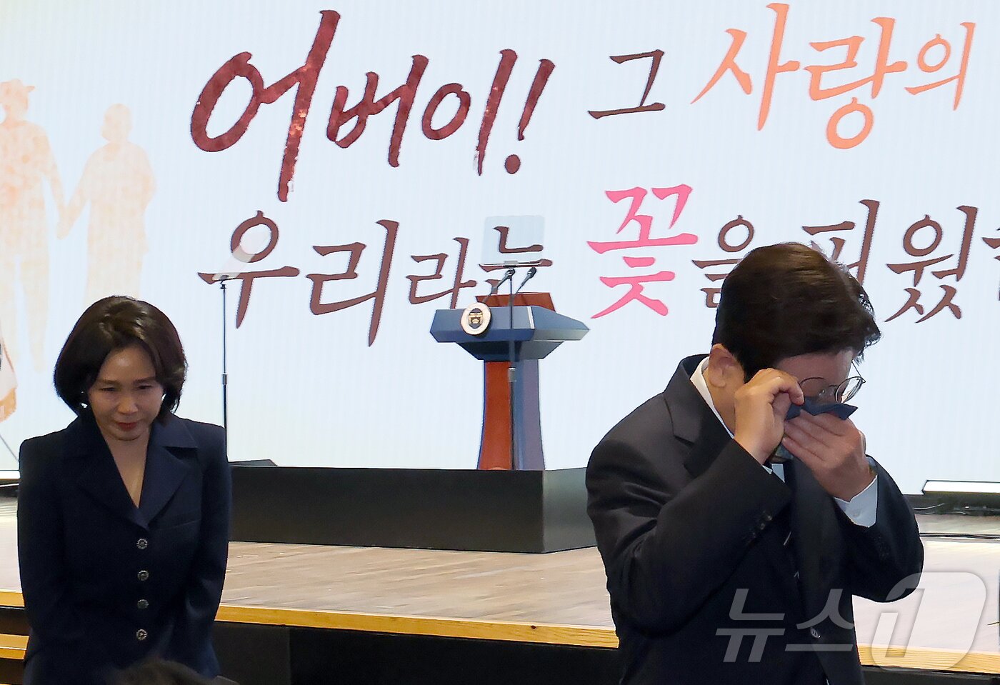 본문 이미지 - 이재명 대통령이 8일 서울 대한상공회의소에서 열린 제54회 어버이날 기념식에서 눈물을 닦고 있다. 2026.5.8 ⓒ 뉴스1 허경 기자