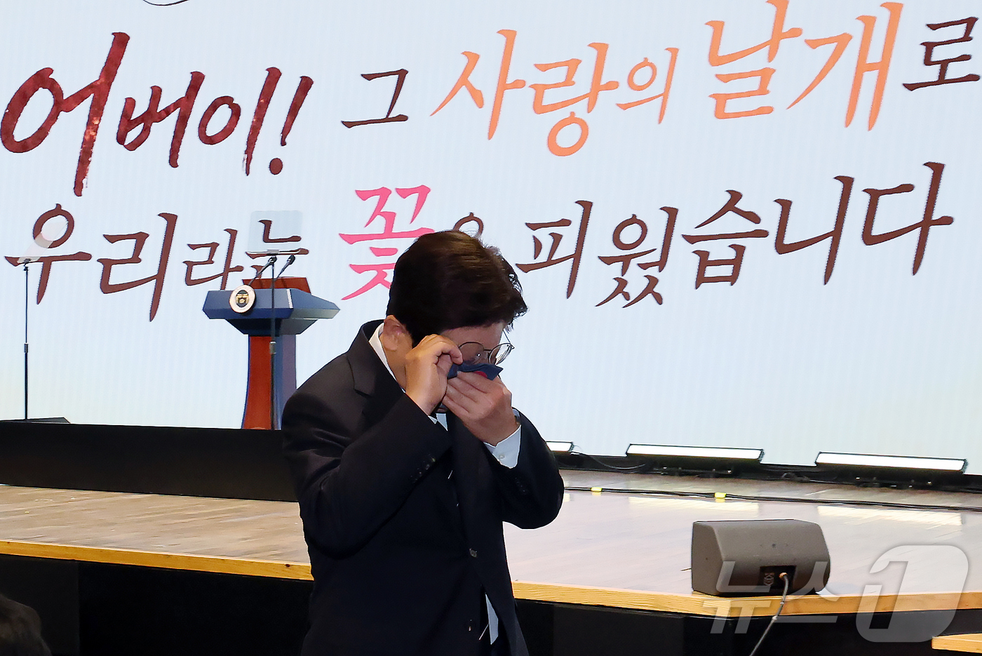 (서울=뉴스1) 허경 기자 = 이재명 대통령이 8일 서울 대한상공회의소에서 열린 제54회 어버이날 기념식에서 눈물을 닦고 있다. 2026.5.8/뉴스1