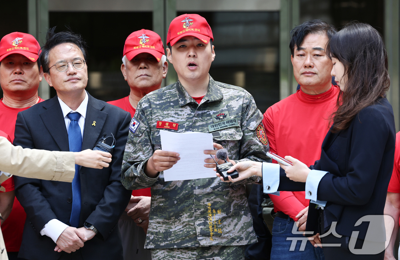 (서울=뉴스1) 최지환 기자 = 채상병 순직 사건의 책임자로 지목된 임성근 전 해병대 1사단장에 대해 법원이 1심 징역 3년을 선고한 8일 서울 서초구 중앙지방법원 서관 앞에서 열 …