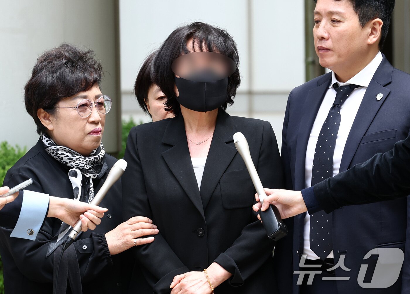 본문 이미지 - 채상병 순직 사건의 책임자로 지목된 임성근 전 해병대 1사단장에 대해 법원이 1심 징역 3년을 선고한 8일 서울 서초구 중앙지방법원 앞에서 채상병 어머니가 입장을 발표하고 있다. 2026.5.8 ⓒ 뉴스1 최지환 기자