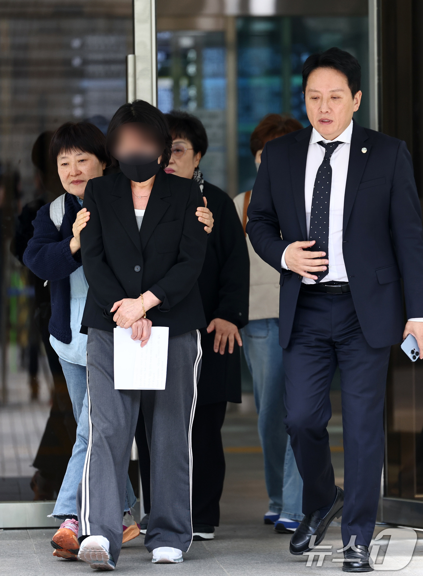 (서울=뉴스1) 최지환 기자 = 채상병 순직 사건의 책임자로 지목된 임성근 전 해병대 1사단장에 대해 법원이 1심 징역 3년을 선고한 8일 채상병 어머니가 재판 방청 후 서울 서초 …