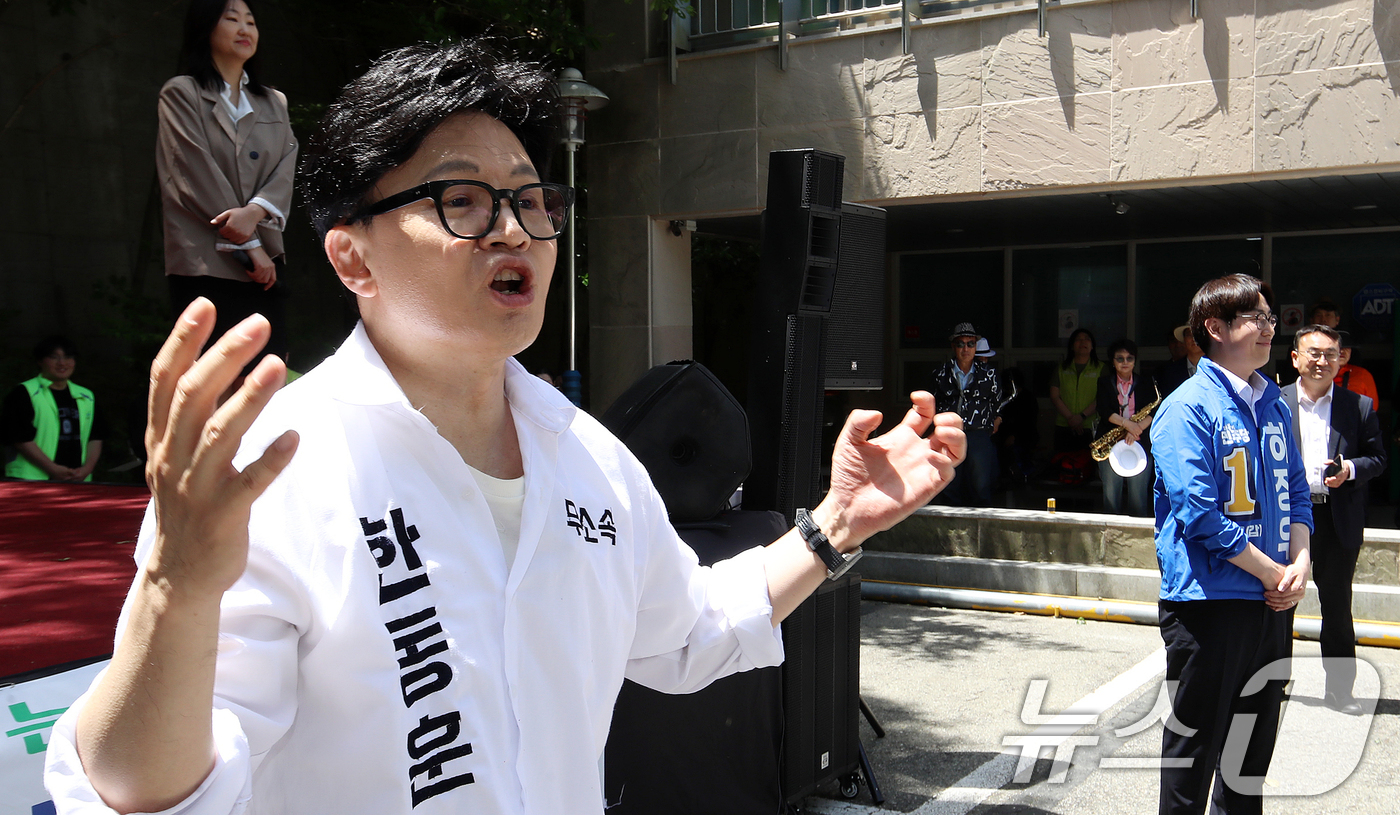 (부산=뉴스1) 윤일지 기자 = 부산 북구갑 국회의원 보궐선거에 출마한 한동훈 무소속 후보가 8일 부산 북구 만덕종합사회복지관에서 열린 어버이날 경로잔치 행사에 참석해 어르신들에게 …