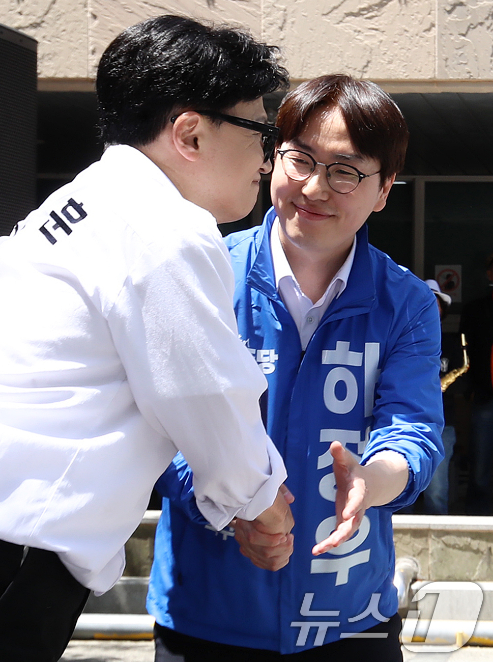 (부산=뉴스1) 윤일지 기자 = 부산 북구갑 국회의원 보궐선거에 출마한 하정우 더불어민주당 후보(오른쪽)와 한동훈 무소속 후보가 8일 부산 북구 만덕종합사회복지관에서 열린 어버이날 …