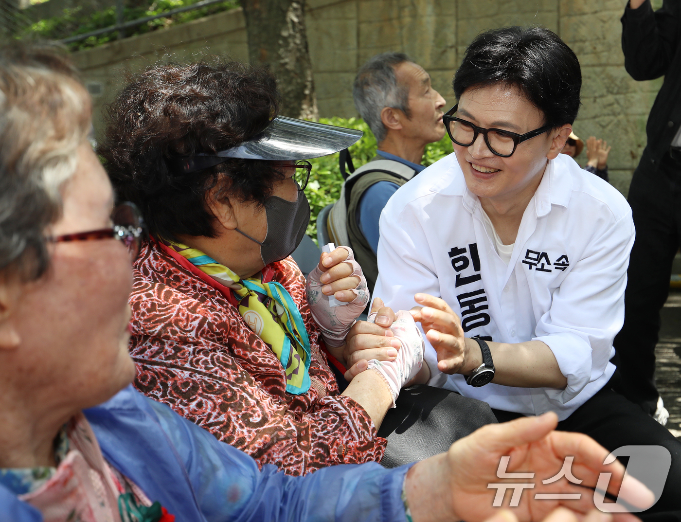 (부산=뉴스1) 윤일지 기자 = 부산 북구갑 국회의원 보궐선거에 출마한 한동훈 무소속 후보가 8일 부산 북구 만덕종합사회복지관에서 열린 어버이날 경로잔치 행사에 참석해 어르신들과 …